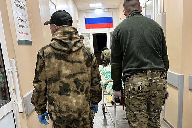    Ильдар (имя изменено) поступил в госпиталь около девяти вечера. Прошел рентген, перевязки и операцию. У него тяжелое ранение ноги, плеча и лопатки. Заживать такое будет долго Фото: Станислав Шемелов