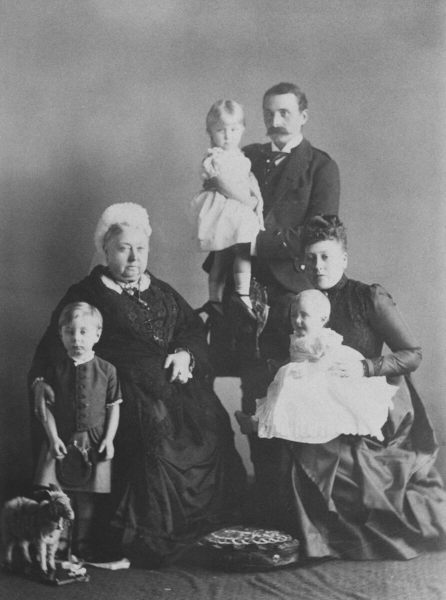 Королева Виктория с дочерью Беатрис и зятем. Эна на руках отца. 1889 год. 