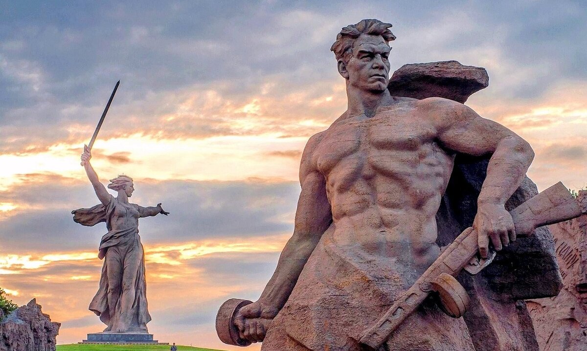 Памятник-ансамбль «Героям Сталинградской битвы» на Мамаевом кургане.