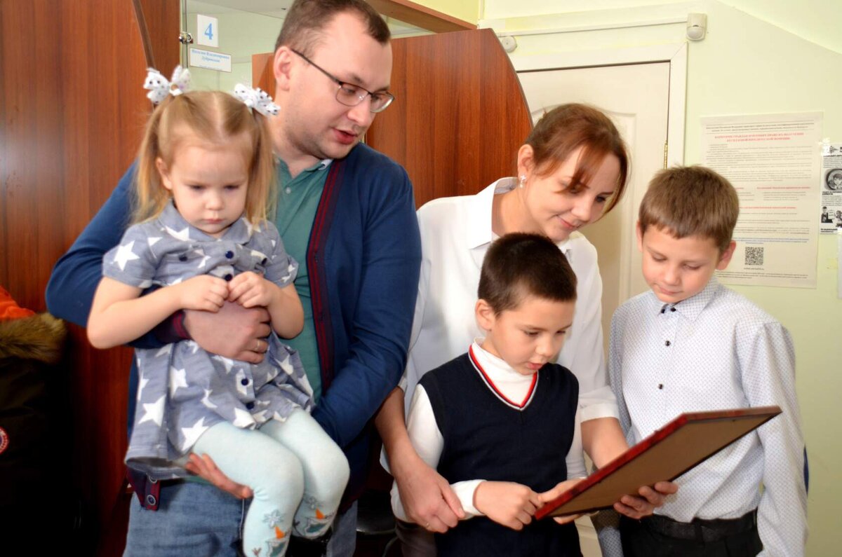 Многодетные с 1 января 2024. Картинка шестеро детей и родителей. Многодетная семья воронеж масловка. Фото семьи. Ребенок в семье.