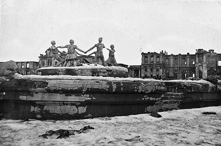 Фонтан «Детский хоровод» в разрушенном Сталинграде. Фото: Сергей Струнников / commons.wikimedia.org