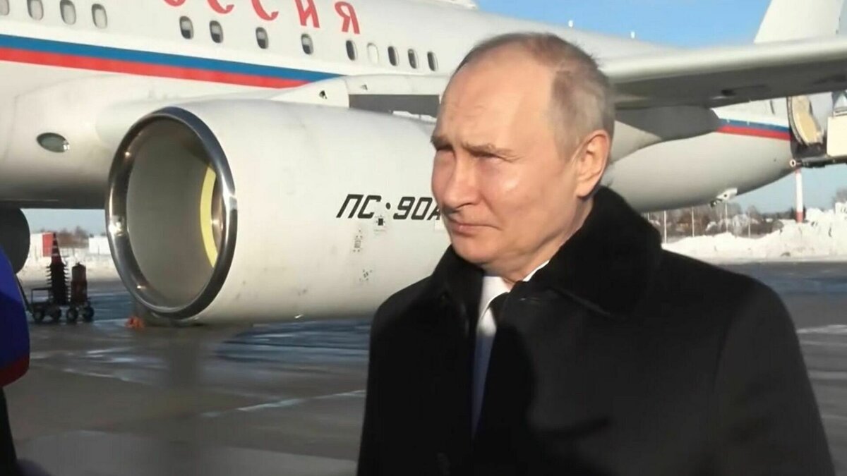     Президент России Владимир Путин прибыл в аэропорт Волгограда. В городе он пробудет один день и примет участие в праздновании 80-летия Сталинградской битвы.
