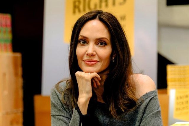     Анджелина Джоли не смогла сдержать слез во время визита в школу