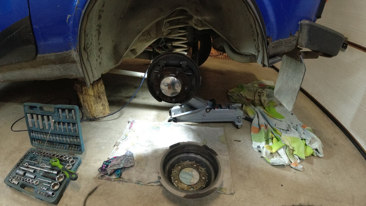 Снято колесо и тормозной барабан.