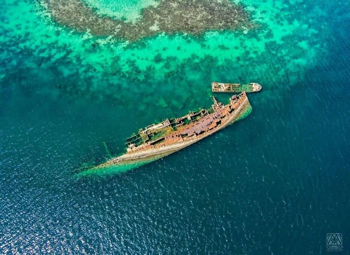 Затонувший корабль "Макду" лежит на одном боку