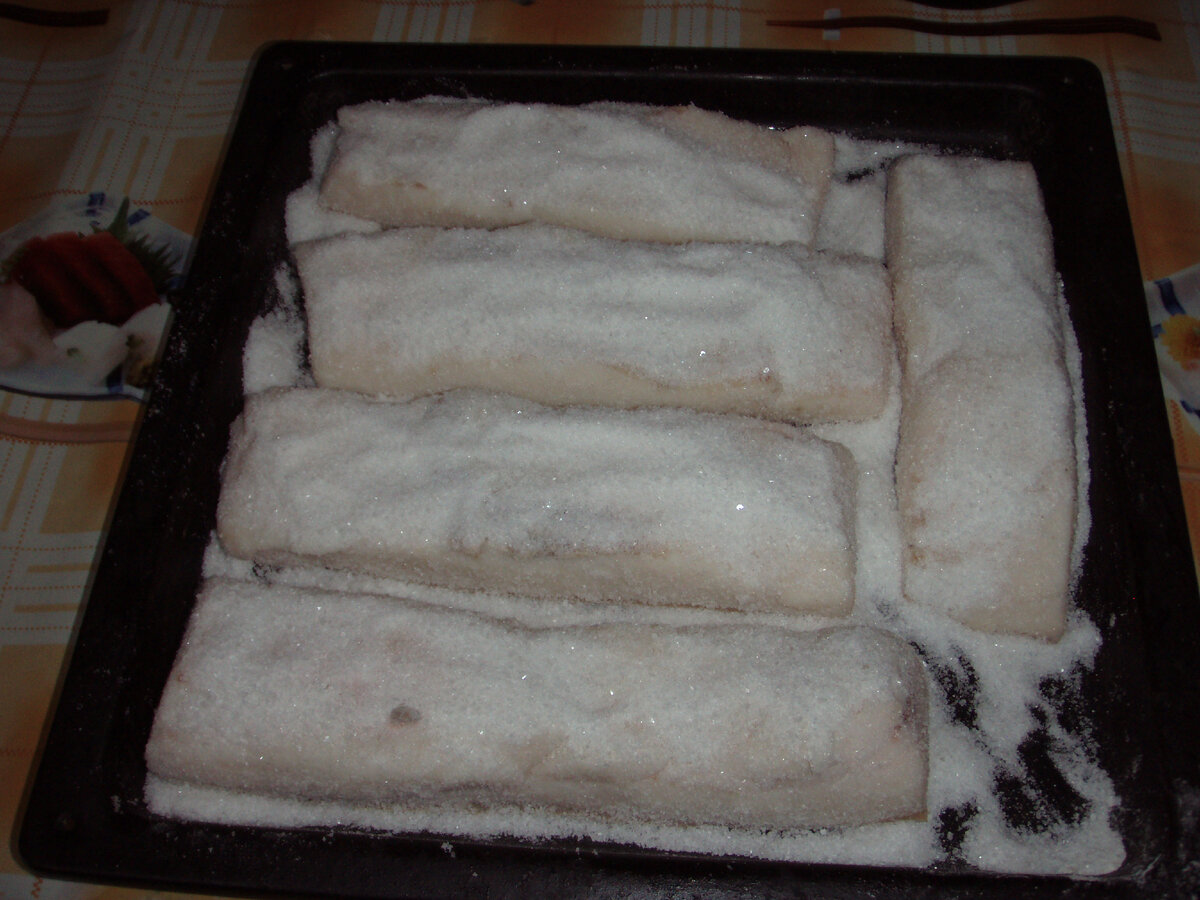 Засыпаем сало солью, готовим чеснок и посолочную смесь