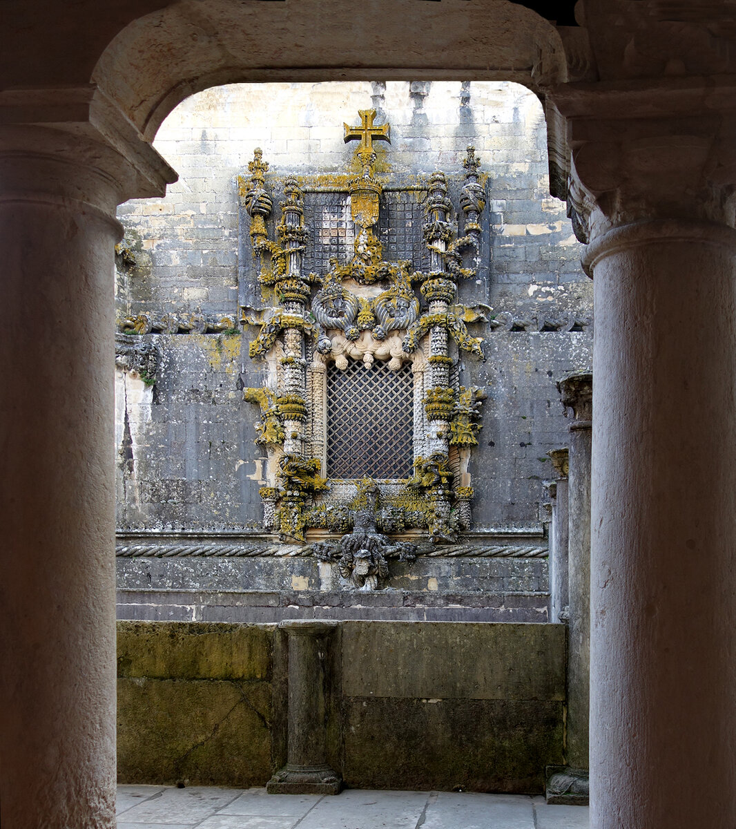 Знаменитая Janela do Capitulo или Королевское Окно в стиле мануэлино. Стиль назван по имени короля Мануэля I Счастливого в период наивысшего могущества Португалии.