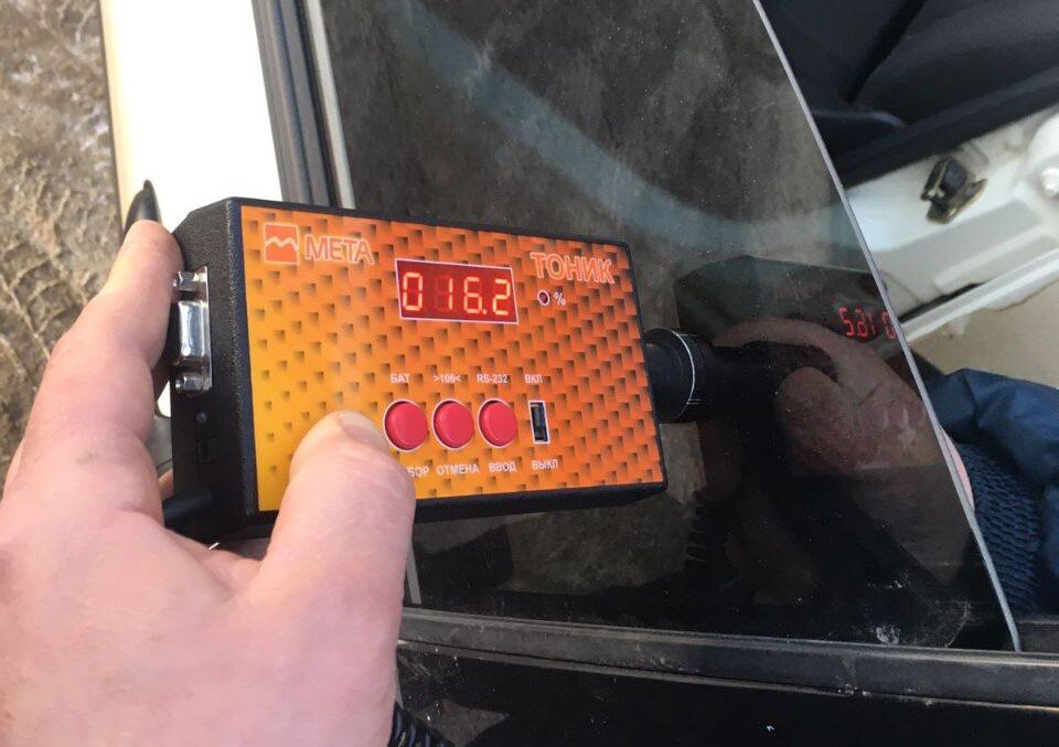     Сотрудник Госавтоинспекции выявляет в Клепиковском районе очередное нарушение правил тонировки.