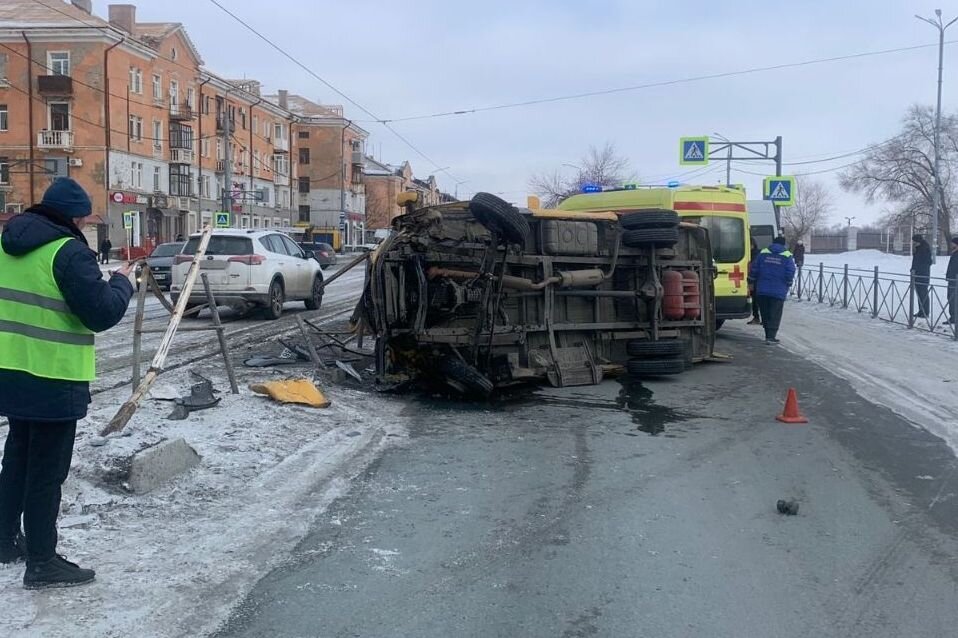    В Новотроицке перевернулась маршрутка с пассажирами: опубликовано видео ДТП