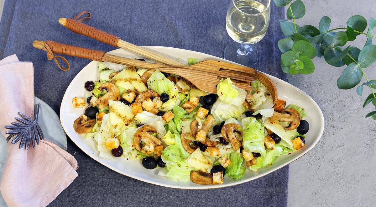 Салат айсберг с грибами, черникой и оливками — легкое, свежее блюдо с хрустящей текстурой. Его легко можно приготовить буквально в промежутках между тем, пока готовятся основные блюда.