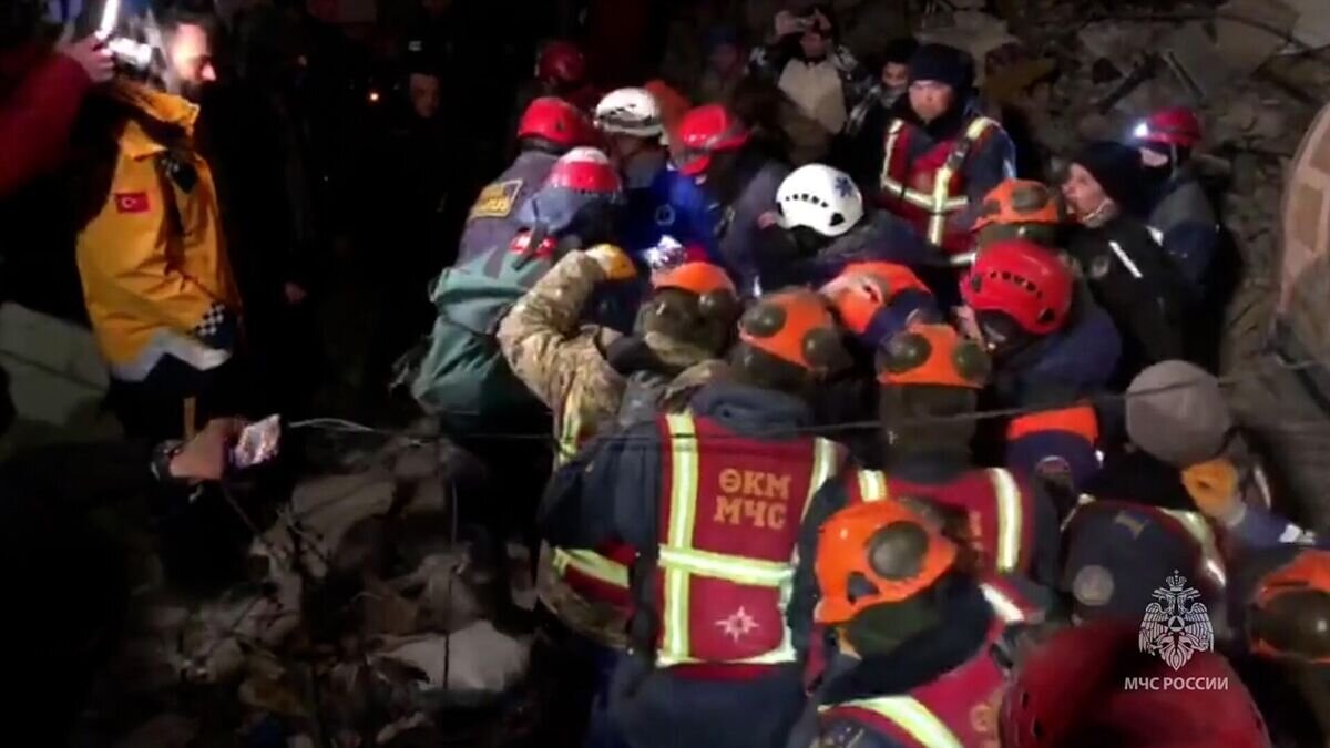    Спасение мужчины, находившегося под завалами в Турции почти неделю© МЧС РФ
