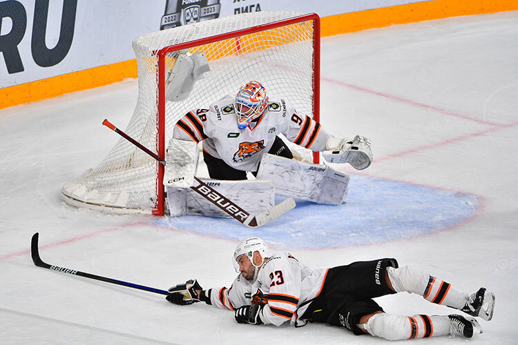   «Мы стараемся действовать попроще: в своей зоне сами пытаемся вывести шайбу, в атаке где-то пытаемся брать игру на себя» Фото: ak-bars.ru