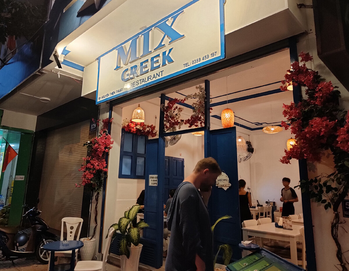 Довольно неприметный вход в ресторан стоит чуть в глубине домов, легко пролететь мимо если торопиться или задуматься