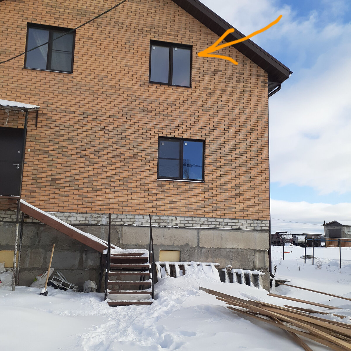 Окно из которого мы метали доски.  