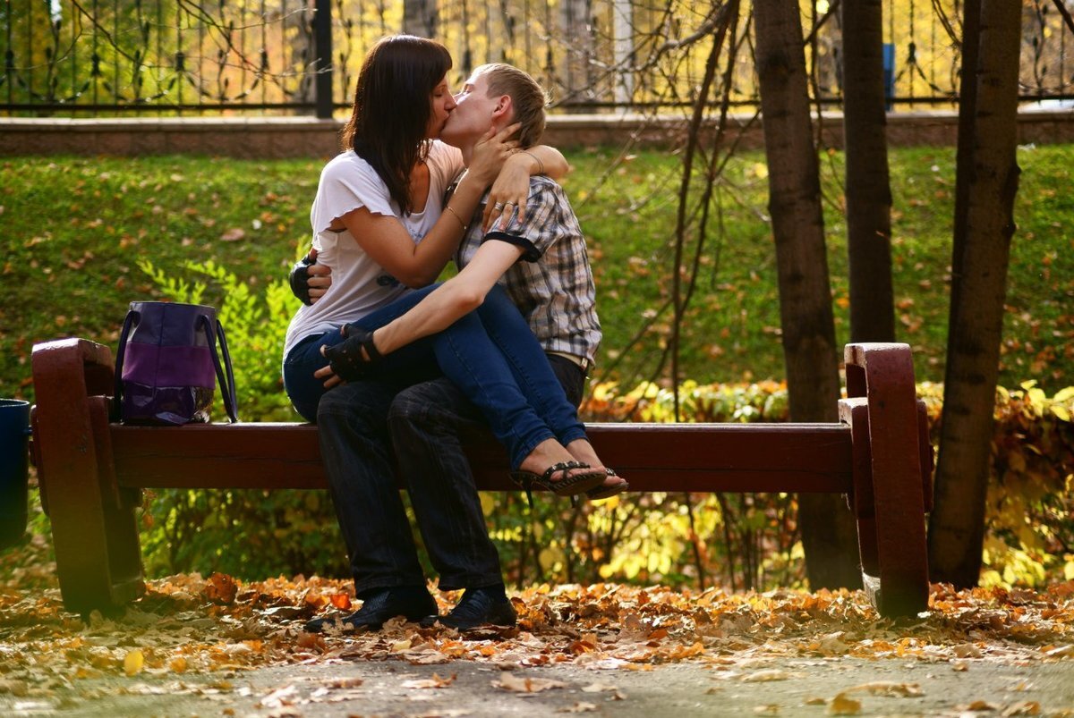 Молодой парень и без девушки. Пара на скамейке в парке. Поцелуй в парке. Парочка на лавочке. Парочка в парке.