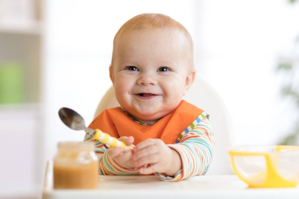 Детское питание. Еда для детей. Малыш ест. Маленький ребенок с едой. Еда ребенка в 5 месяцев