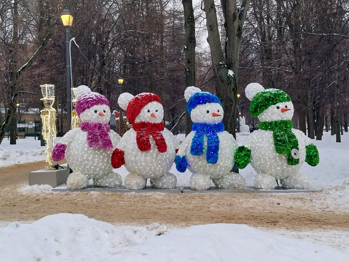 Забавные снеговики в парке С.Федорова
