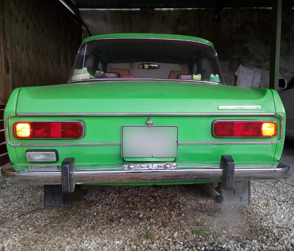 Современные рассеиватели для Москвича. Включена аварийная сигнализация.