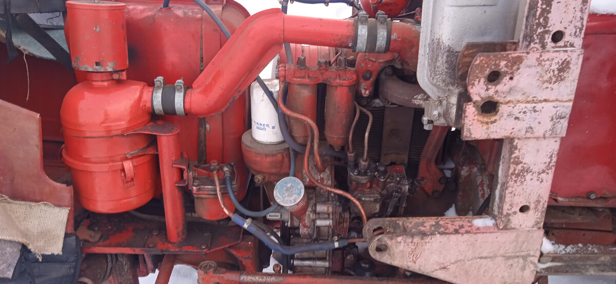 Общий вид установки фильтра , через специальную проставку переходник на тракторе т 25. Аналогично ставится на трактора т 40 и т16 .