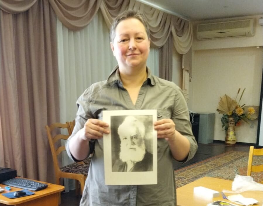 Екатерина с портретом Александра Белла