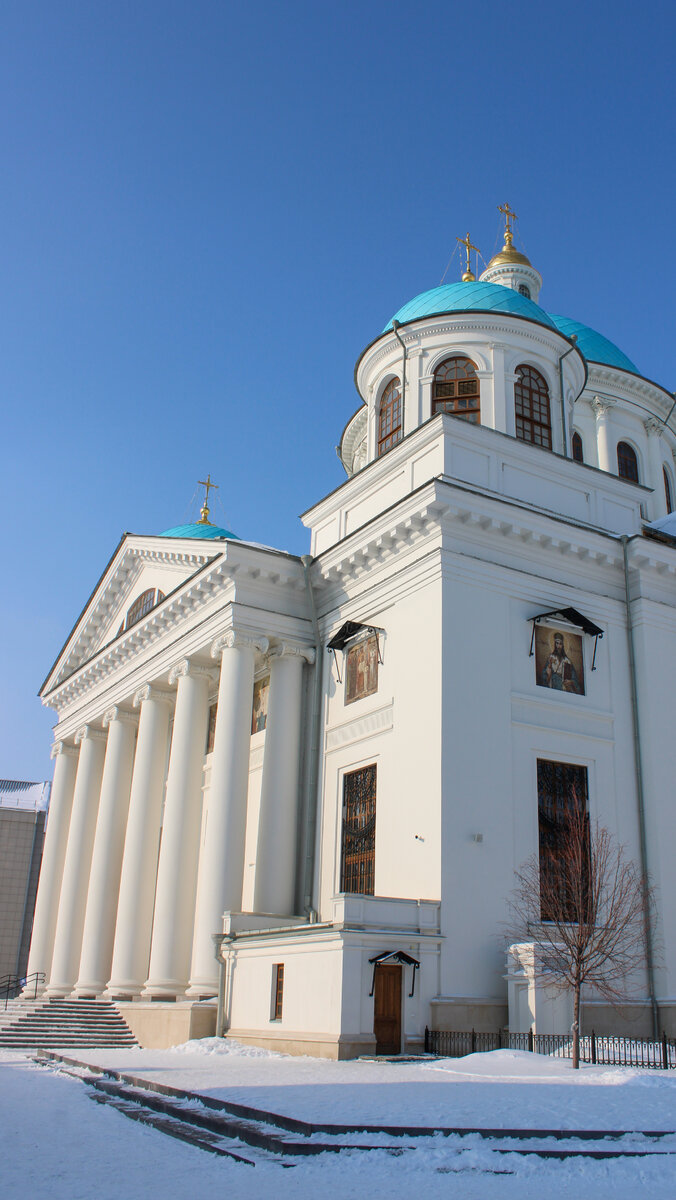 Неприметная деревянная дверь - вход в Пещерный храм