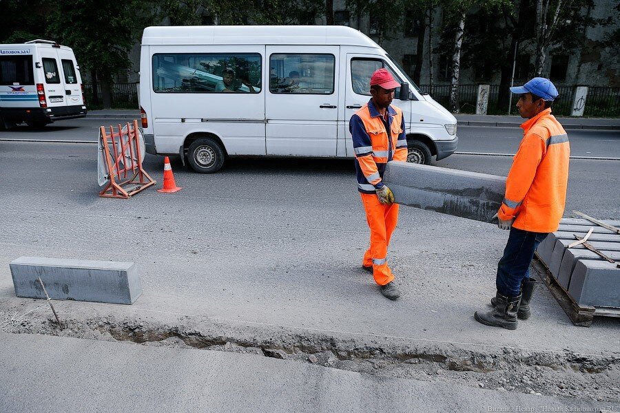 Работа калининграда сегодня. Состояние тротуаров сейчас в Калининграде фото. В чем ходят в Калининграде сейчас. Ремонт на ул транспортной Калининград начали?.