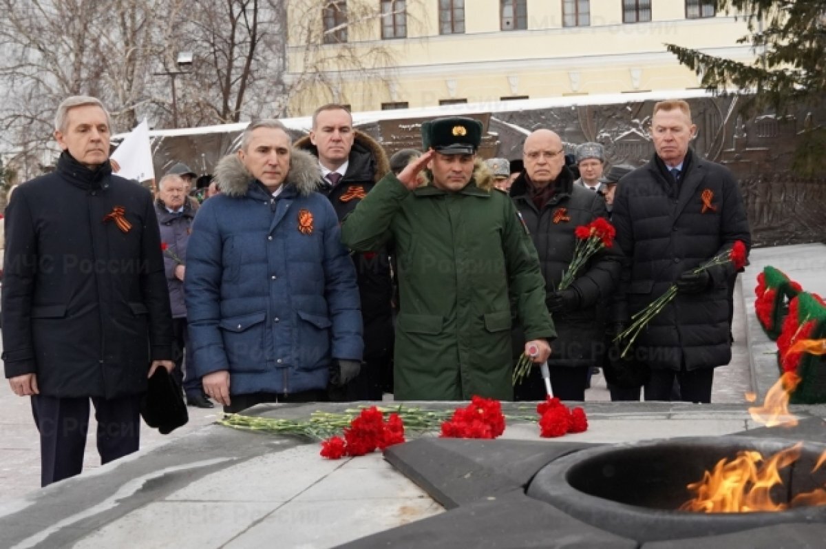    В Тюмени накануне 23 Февраля возложили цветы к Вечному огню