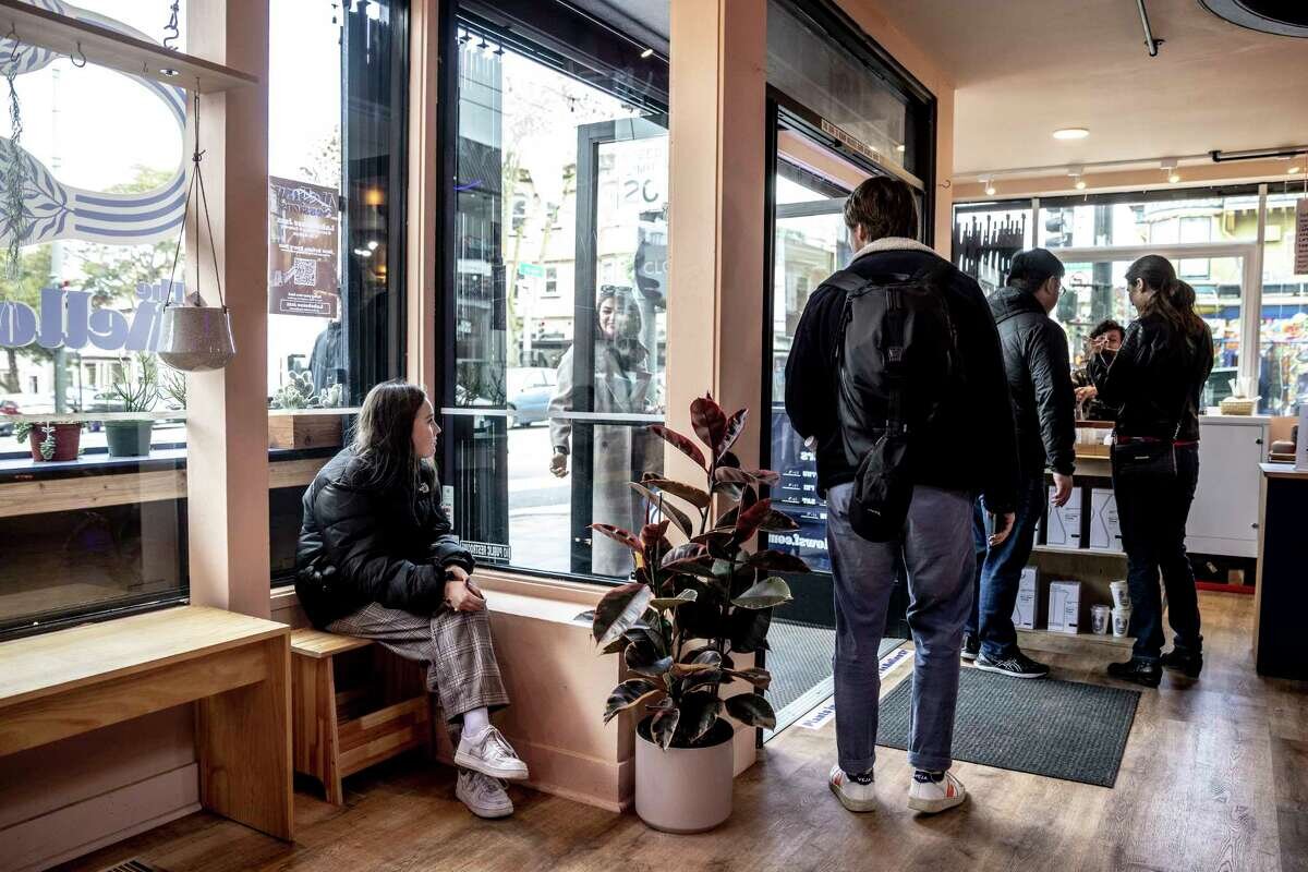 Яна сидит, когда ее тетя и мать останавливаются выпить кофе в the Haight после прогулки от Panhandle до летней ярмарки ресурсов в Сан-Франциско в парке Голден Гейт. 
Стивен Лэм / Хроника