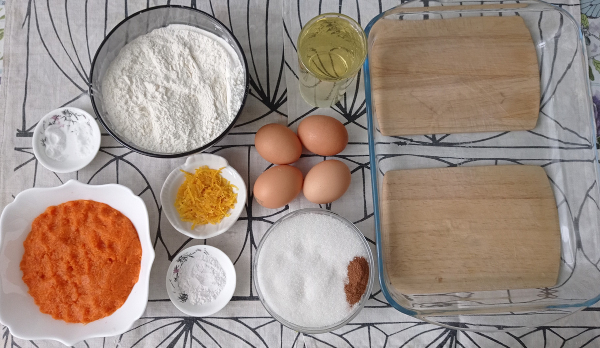 У меня большая форма, можете смело уменьшать вполовину, если вам не нужно получить такой большой пирог.