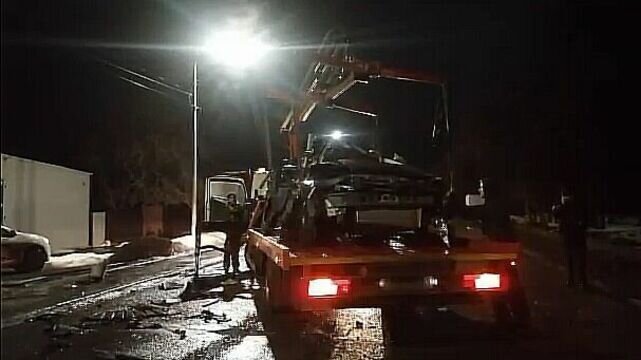     В груду покорёженного металла превратилась иномарка, на которой разбились пятеро подростков в Ростове, видео с места происшествия опубликовало ГИБДД России по региону.