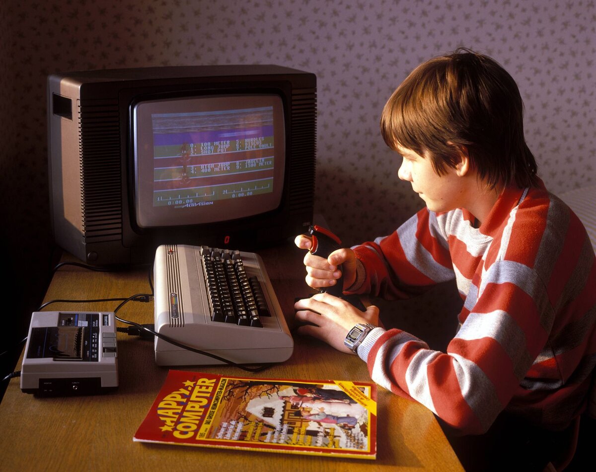I playing computer games. Старый игровой компьютер. Игры на компьютер. Человек играющий за компьютером. Ретро Видеоигры