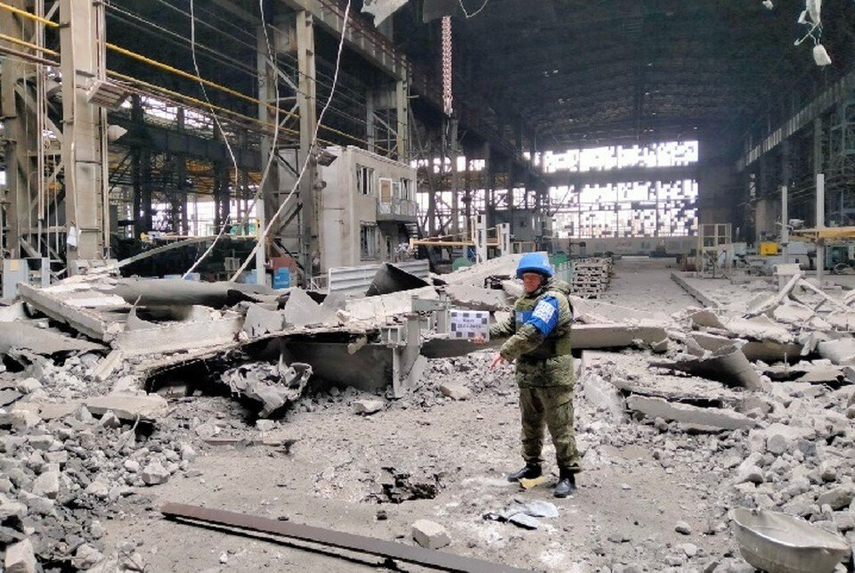     Серьезные повреждения получил один из цехов завода. Фото: СЦКК ЛНР