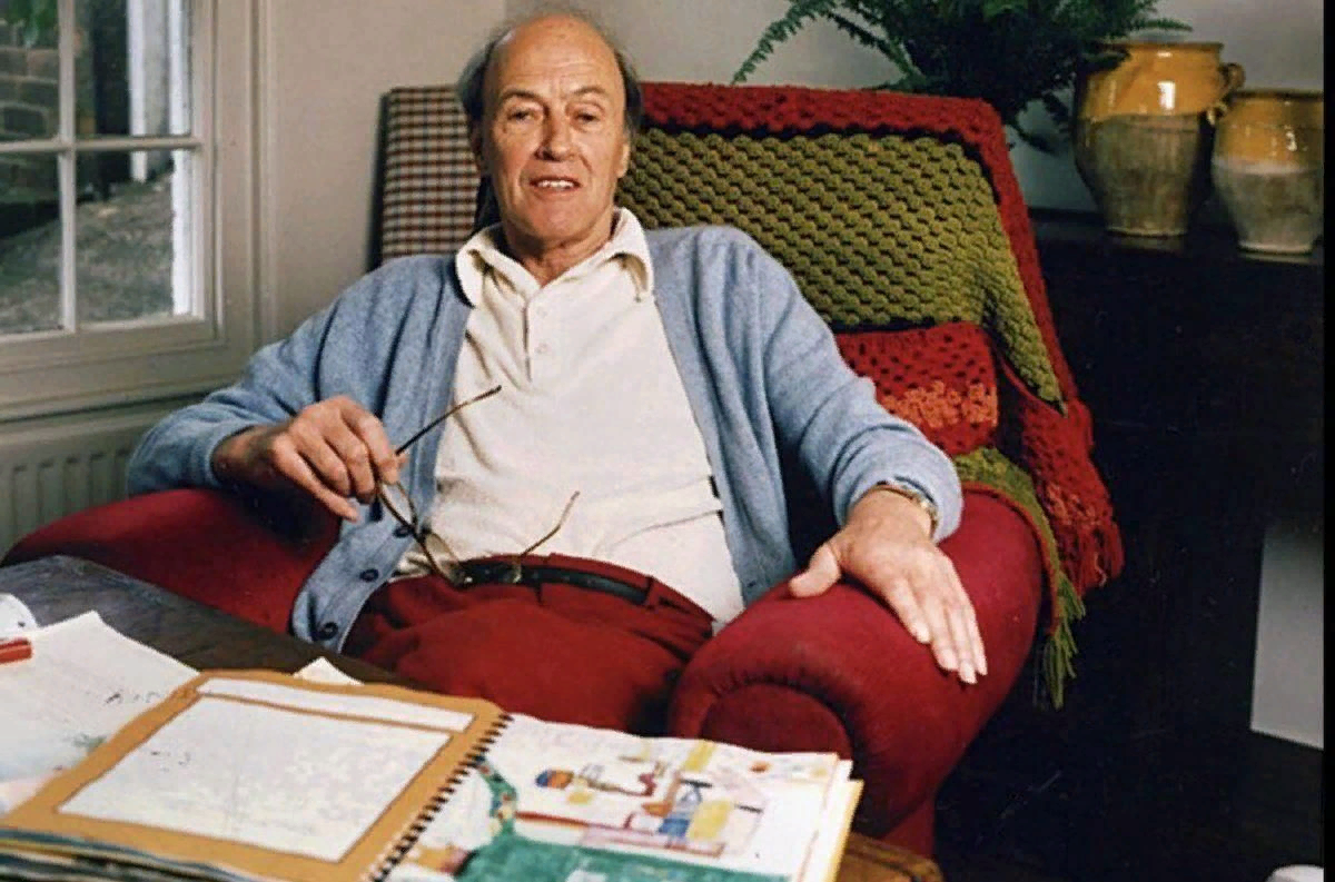 Roald dahl. Роальд даль писатель. Роальд даль (1916—1990) —. Роальд даль 1916. Роальд даль портрет.