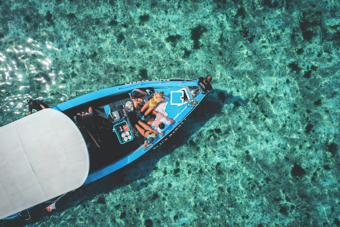 Сильные волны практически не доходят до пляжей, поскольку их защищают коралловые рифы и волнорезы.