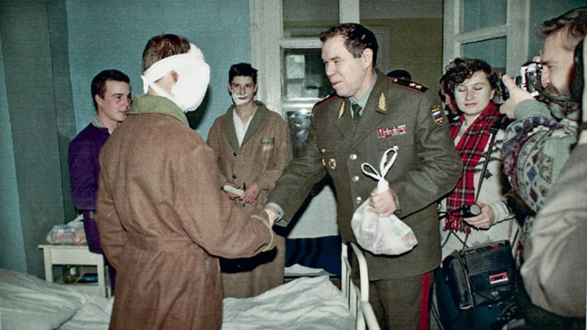 Шутки про гражданскую войну. Перепутал генерала с солдатом. Комната перед боем. Смешные шутки про военных. Солдат карикатура.