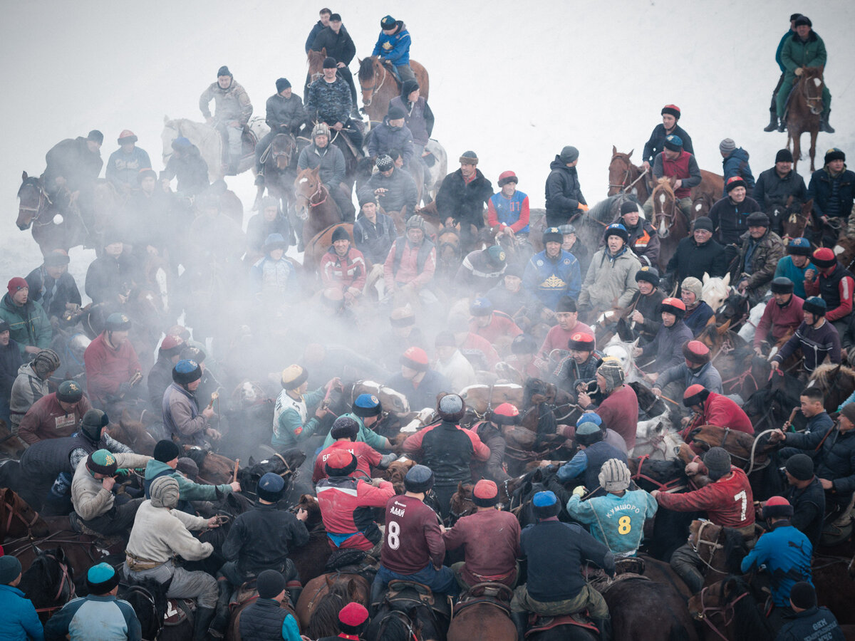 Зимние конные игры
Часто крупный улак проходит поздней осенью или зимой. В эти периоды у пастухов появляется время на забавы. Т.к. поздней весной и летом почти весь домашний скот, а вместе с ними и мужчины проводят время в горах на летних пастбищах — джайлоо.