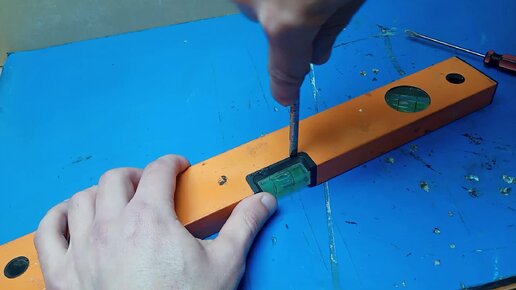 Разломал новый строительный уровень, чтобы доработать шуруповерт. На ...