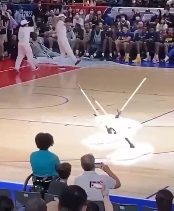 Канал - ФУТУРИЗМ - Роботизированные швабры, представленные на баскетбольном матче, заменят людей-уборщиков.