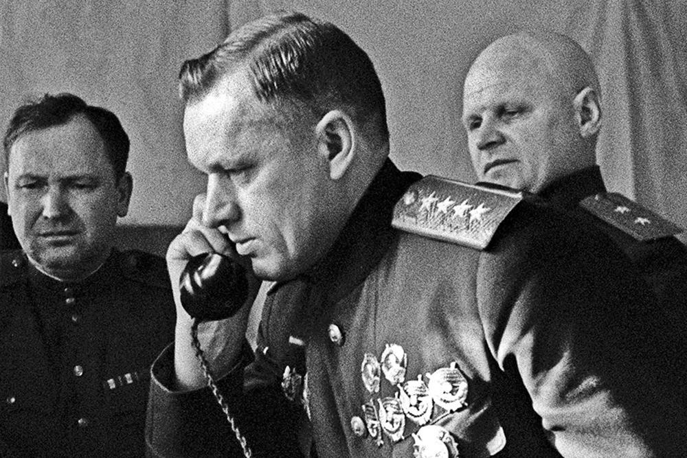В 1944 году генерал. Рокоссовский 1941. Рокоссовский Маршал Польши.
