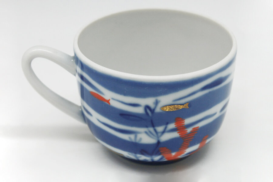 Чашка из сервиза «В заливе». 1960-е, ДФЗ Вербилки. Автор формы В.Ф. Ольшевский (?), автор росписи Клавдия Николаевна Паникова 