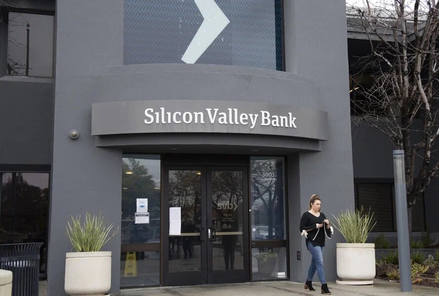 ФОТО ОБАНКРОТИВШЕГОСЯ БАНКА SVB. ОН БЫЛ 16 ПО КАПИТАЛИЗАЦИИ. ИСТОЧНИК https://cdn.forbes.ru/forbes-static/652x367/new/2023/03/1GettyImages-1248009073-kopia-640ed18beba8f.webp