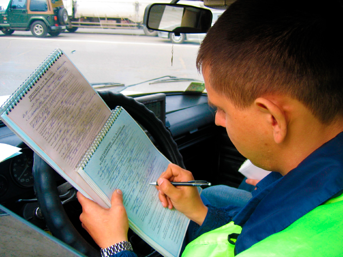 Гибдд составляет протокол. Инспектор протокола. Гибдд составляет протокол. Протокол гибдд об административном правонарушении гаи. Протокол инспектора гибдд.