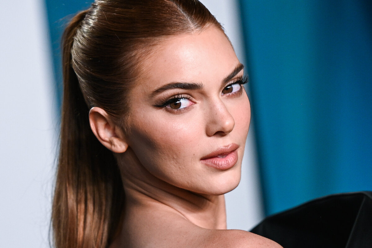     «Чувственность без стеснения»: Кендалл Дженнер снялась в нижнем белье и с голой грудью