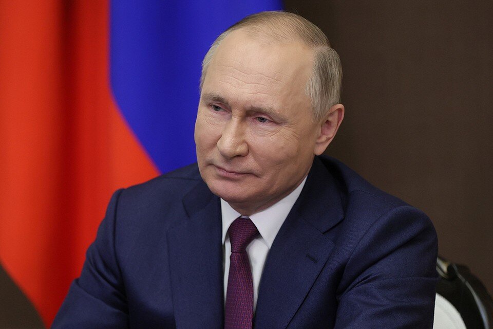     Путин посетил Мариуполь и зашел в гости к местной семье.  REUTERS