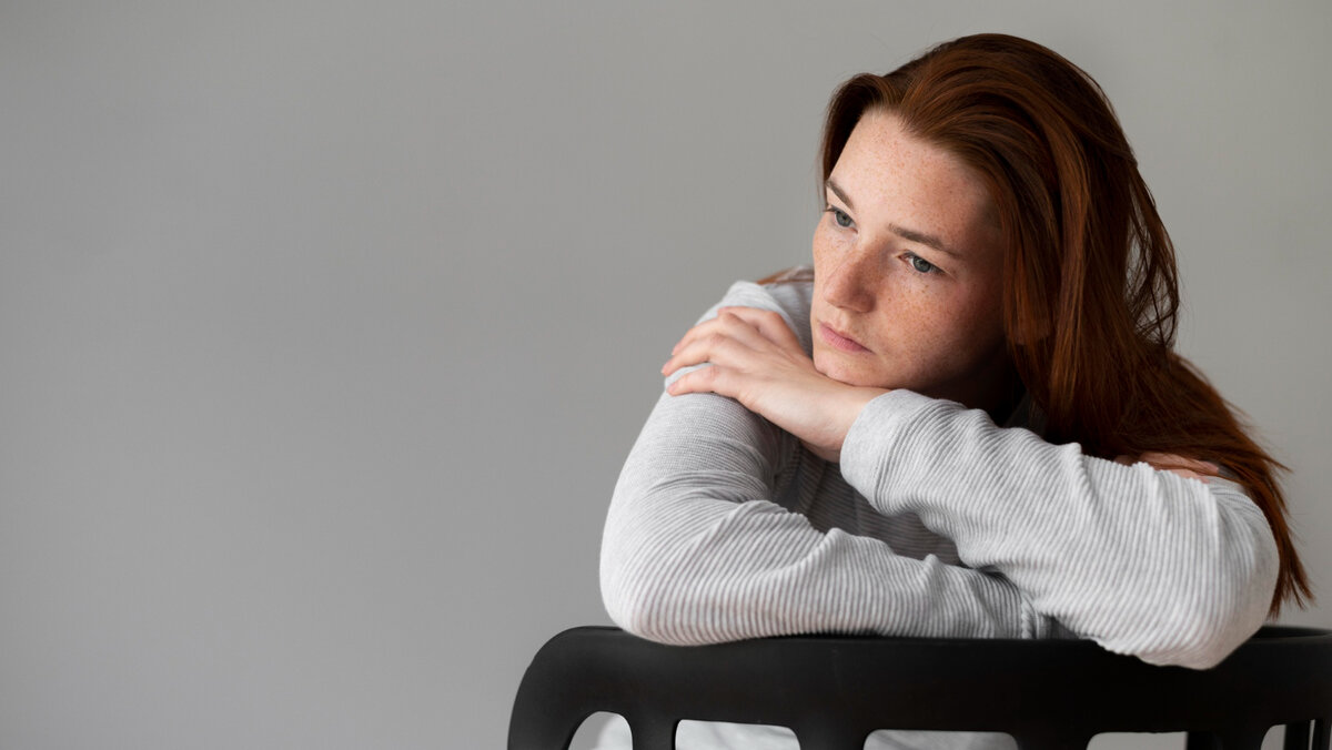 Изображение от <a href="https://ru.freepik.com/free-photo/medium-shot-depressed-woman-sitting-on-chair_17637782.htm#query=%D0%A2%D0%BE%D1%81%D0%BA%D0%B0&position=5&from_view=search&track=sph">Freepik</a>
