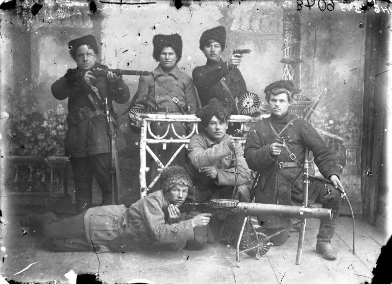 Стоящий справа вооружен пистолетом Steyr M1912. Минусинск, 1919-20 годы.