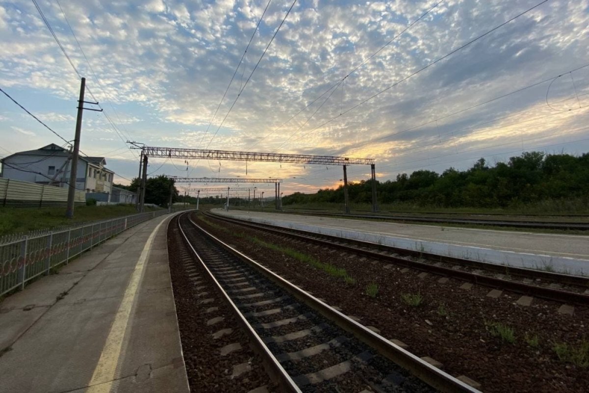    В Анапе подростки положили камни на ЖД-рельсы, чтобы поезд их раздробил