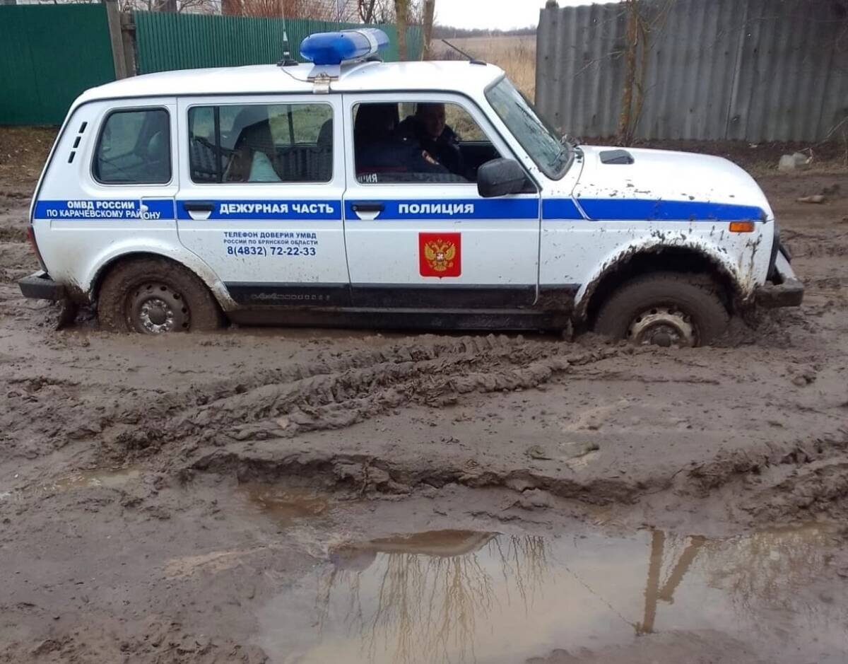 В карачевской Трыковке джип полиции застрял посреди раскисшей дороги |  Брянский Ворчун | Дзен