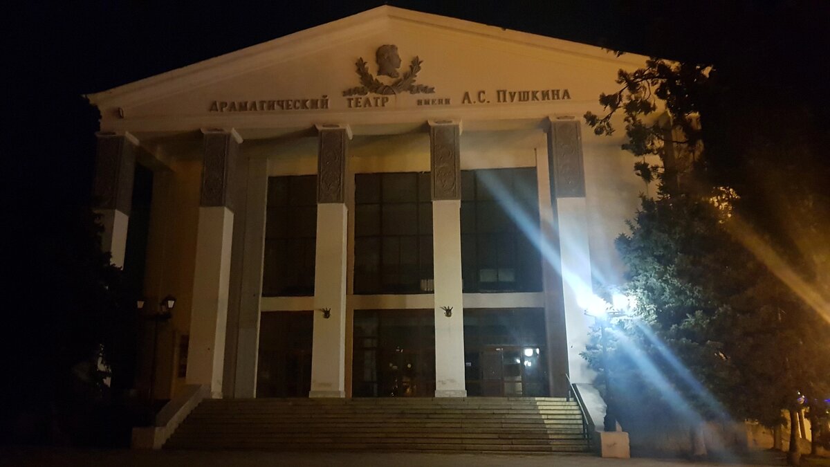 Керченский драматический театр им. А. С. Пушкина до реставрации. Фото Анны Карпенко. 