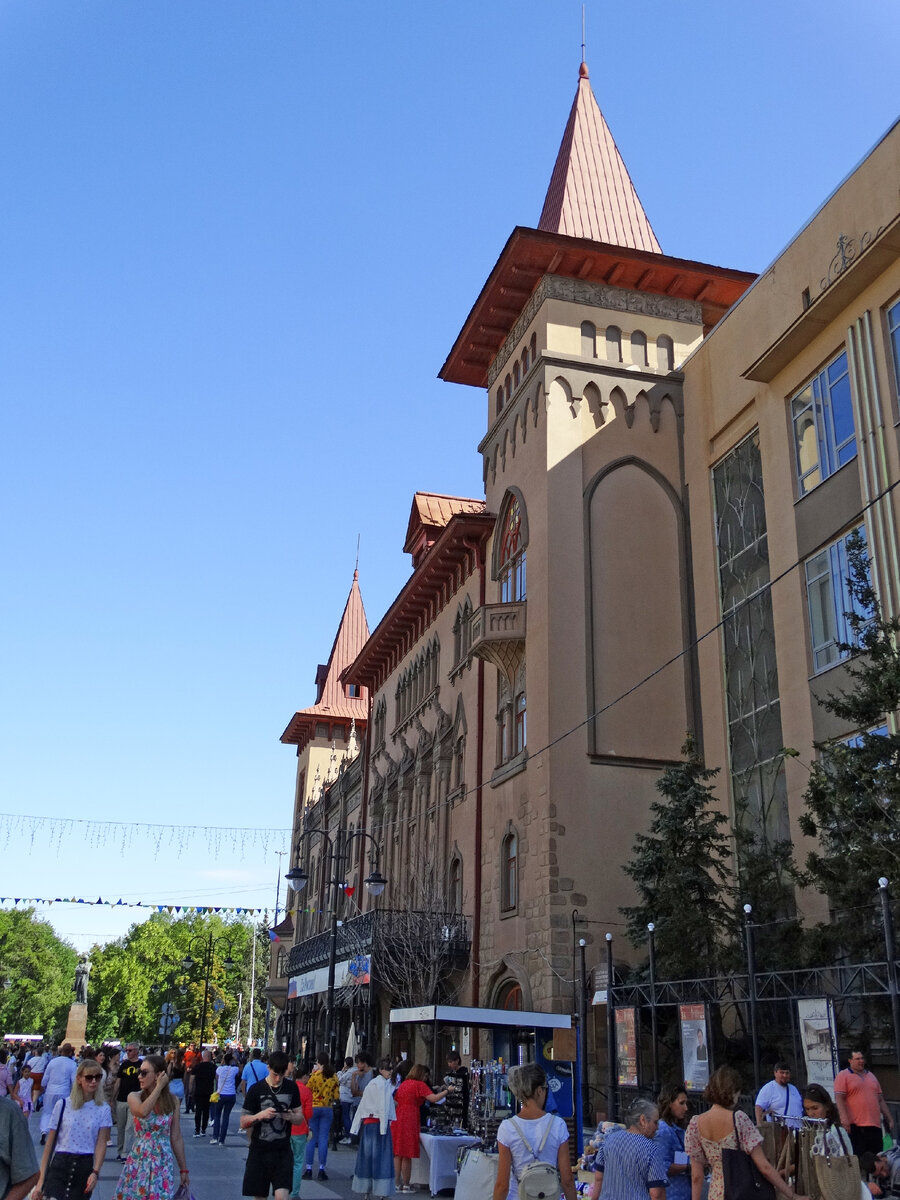 Есть в Саратове здание, которое сильно запало мне в душу. Это здание консерватории. Дело в том, что оно построено в готическом стиле, к которому я почему-то неравнодушен.-10